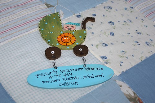 Dřevěná cedulka na dveře NERUŠIT, SPÍM