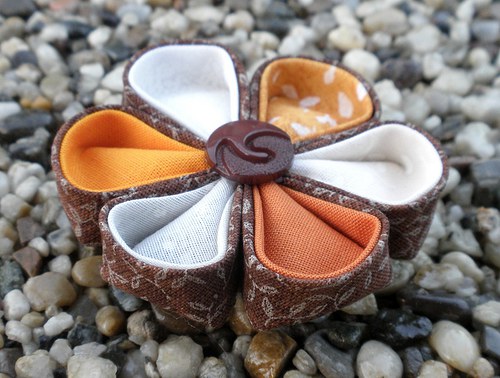 Hnědooranžová kanzashi — foto 1
