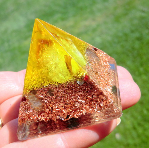 Orgonit Pyramida 4x4 *Sluníčkový citrín* — foto 1