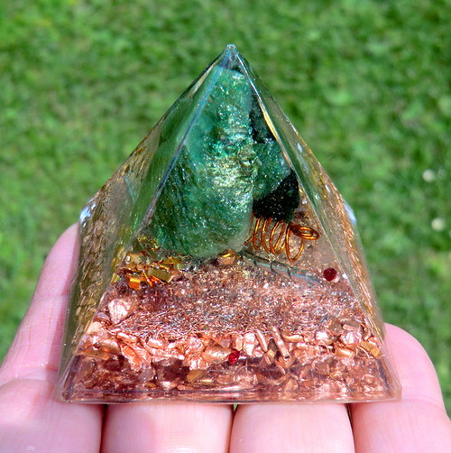 Orgonit - Pyramida2 5x4,5cm - Fuchsitová s granáty — foto 1