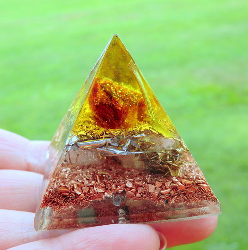 Orgonit *Pyramida1* 4x4 Sluníčkový tmavý citrín — foto 1