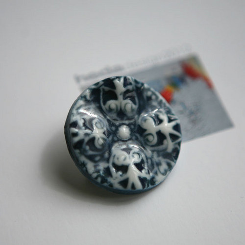 Lalika (porcelánová brož) — foto 1