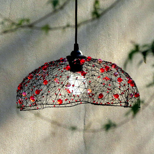 Červená suknička. Drátované stínidlo. — foto 1
