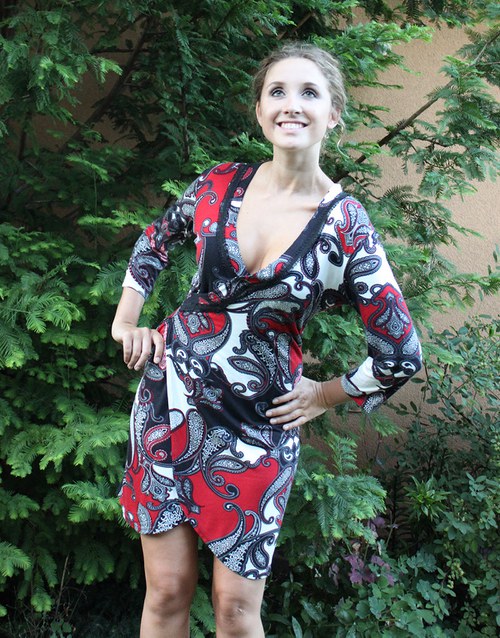 Červeno-černo-bílé šaty — foto 1