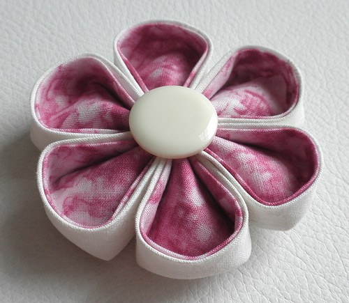 Světlá kanzashi brož — foto 1