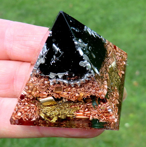 Orgonit - Pyramida 4x4cm - ŠUNGIT *Zamluveno — foto 1
