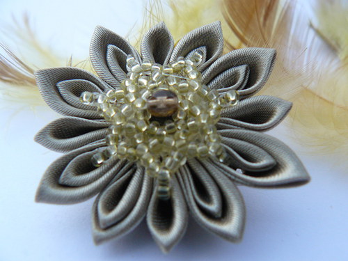 Kanzashi brož starozlaté barvy — foto 1