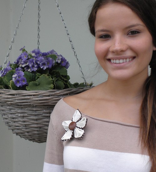 Hnědobílá kanzashi brož — foto 1