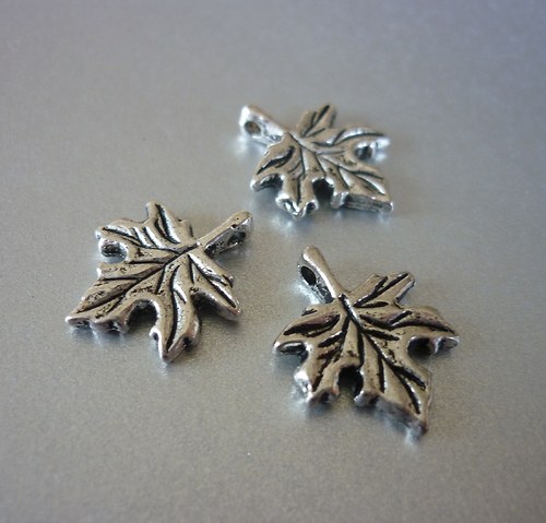 P7 / javorový list / 18x13,5x3,5mm / 3ks