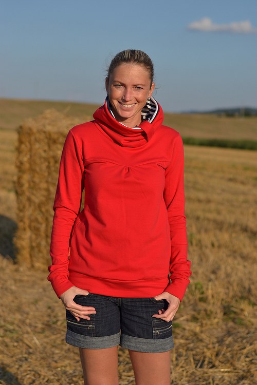 Červená mikina — foto 1