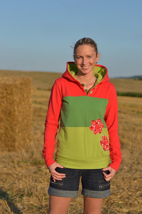 Tříbarevná mikina — foto 1