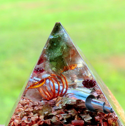 Orgonit - *OBJ* Pyramida 4x4cm - s Vltavínem — foto 1