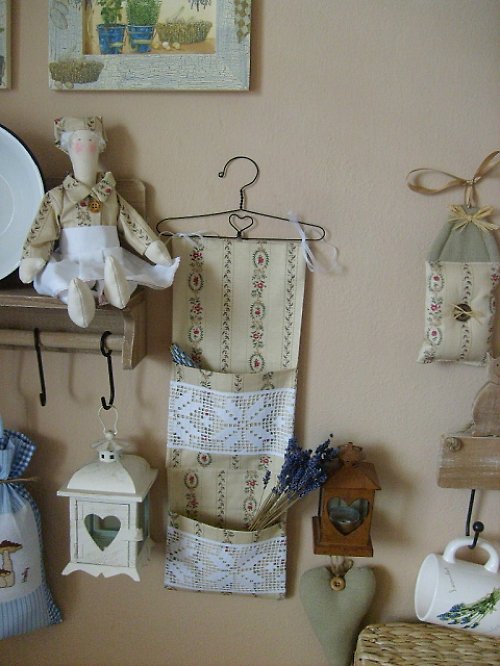 Babiččin kapsář + drátěné ramínko — foto 1