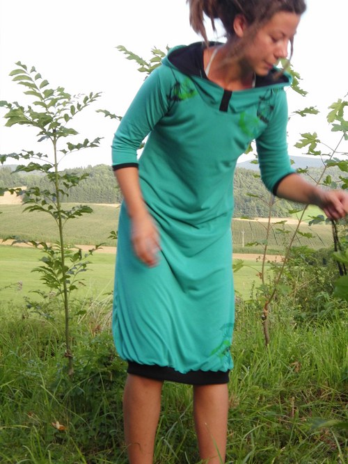 Šaty s kapucou — foto 1