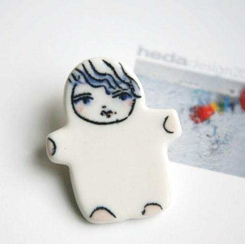 Ono Babe White (porcelánová brož) — foto 1