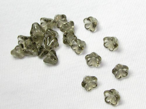 Světlehnědé zvonečky lesk 6/8 mm 20 ks