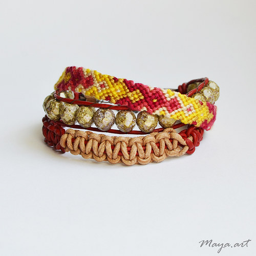 Červenobéžový náramek "EMBRACING BRACELET"
