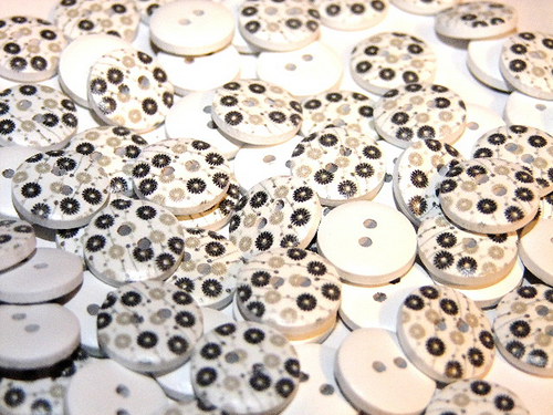 Knoflík drěvěný 15 mm KYTKY ČERNOBÍLÉ - 2 kusy