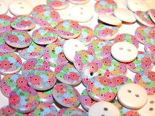 Knoflík dřevěný 15 mm V BARVÁCH DUHY - 2 kusy
