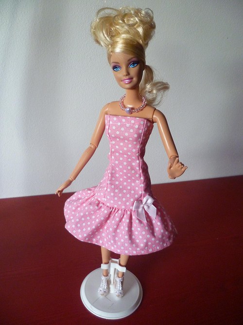 Puntíkaté šaty pro barbie — foto 1