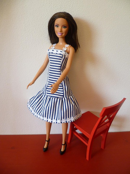 Pruhované šaty pro barbie — foto 1