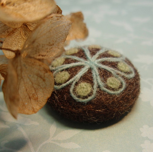 Mini brož mandala - hnědá — foto 1
