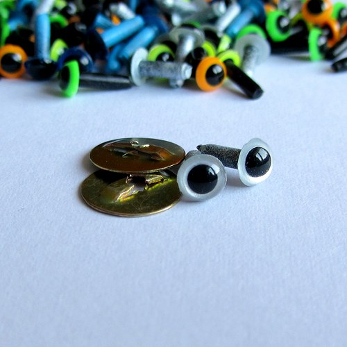 Plastové očička - stříbrné, 4,5 mm — foto 1