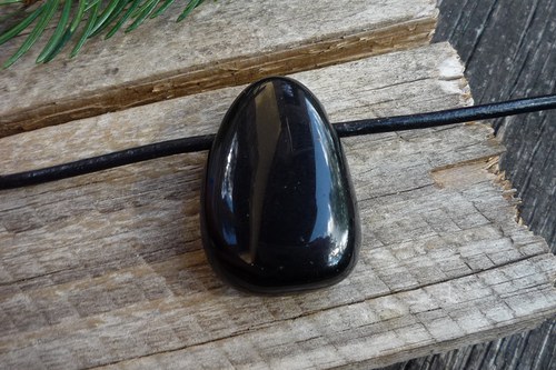 Vrtaný černý obsidián č. L6633 — foto 1
