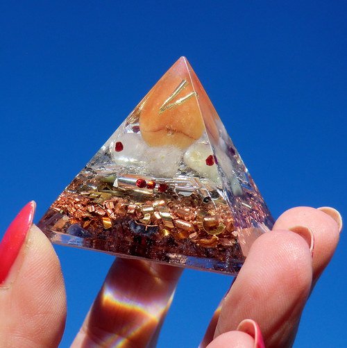 Orgonit 1 - Pyramida 4x4 - Karneolový plamínek — foto 1