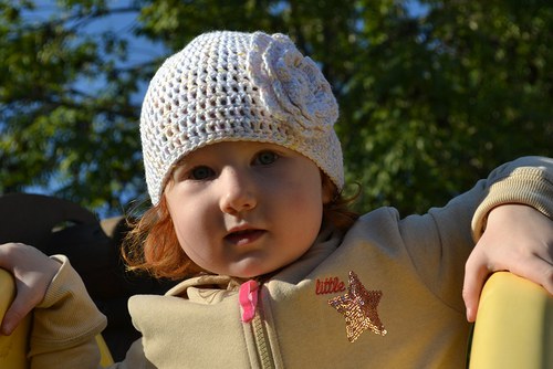Melírovaná čepička s velkou kytičkou — foto 1