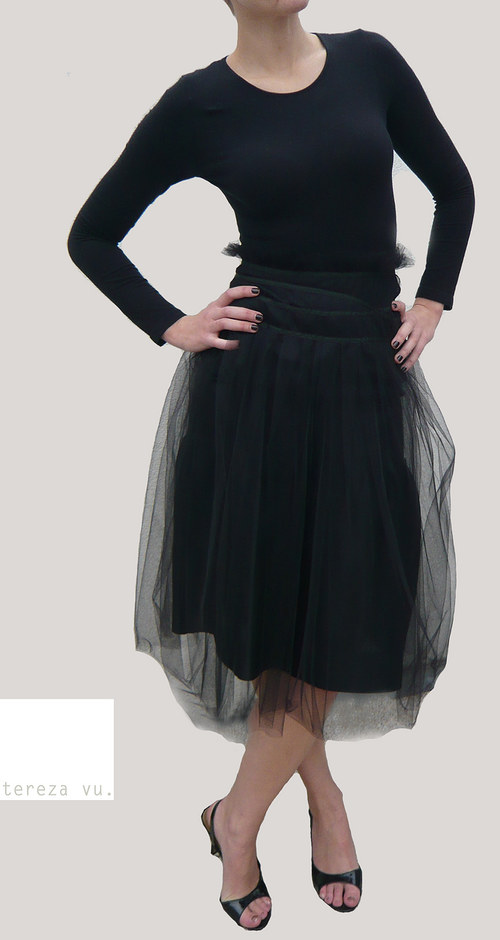 Vypasovana cerna tylova sukne — foto 1