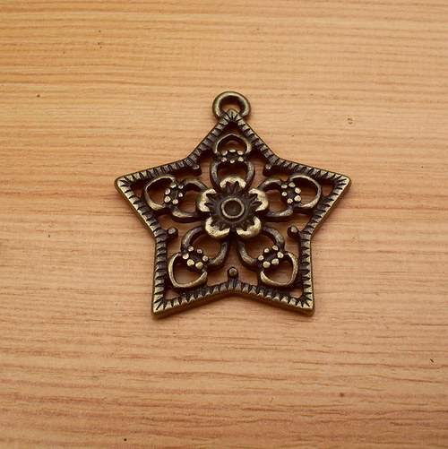 Bronzová hvězdička - 31mm x 29mm