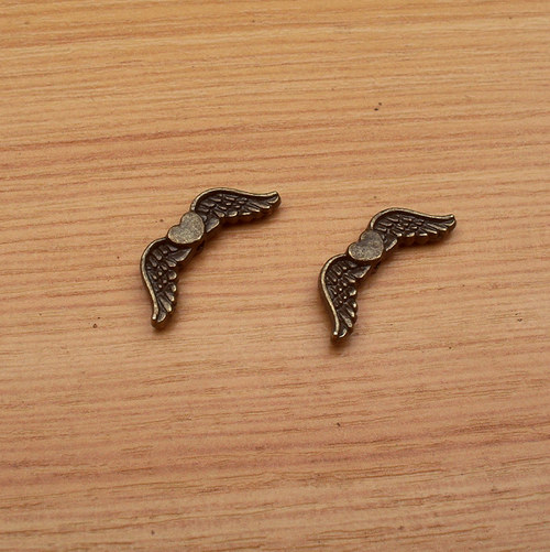Bronzová křidélka se srdíčkem- 20mm x 7mm