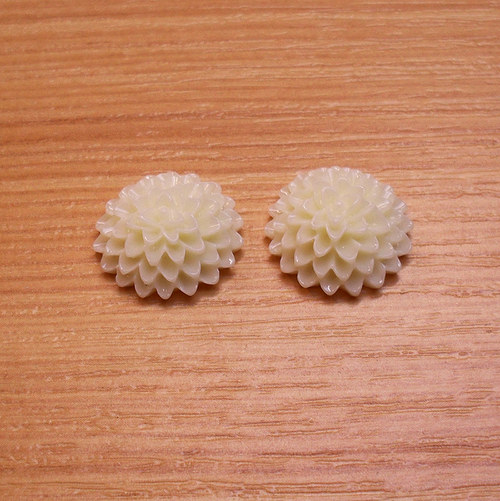 Chryzantéma - kabošon - 15 x 6 mm