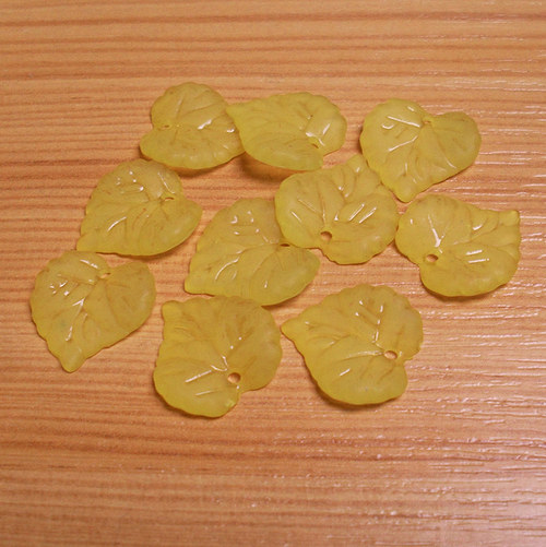 Akrylové lístečky- žluté - 16 mm x 15 mm