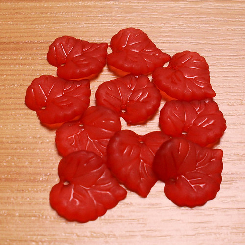 Akrylové lístečky- červené - 16 mm x 15 mm