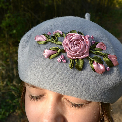 Vyšívaný baret — foto 1