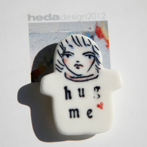 Ono Hagmí (porcelánová brož) — foto 1