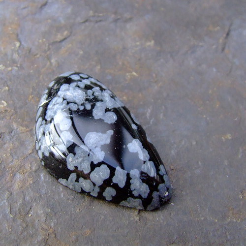 Obsidián vločkový kabošon č. 490 — foto 1