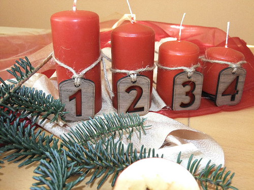 ADVENTNÍ VÁNOČNÍ ŠTÍTKY HRANATÉ - ořech tm- 4 kusy