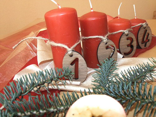 ADVENTNÍ VÁNOČNÍ ŠTÍTKY OVÁLNÉ- ořech - 4 kusy
