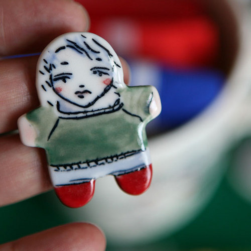 Oninka Punčochatá (porcelánová brož) — foto 1