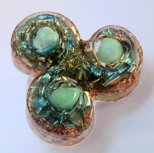 Orgonit * Amulet(2)* Triskel s chryzoprasem — foto 1