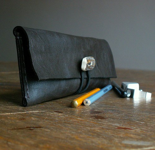 Penál kožený s knoflíkem — foto 1