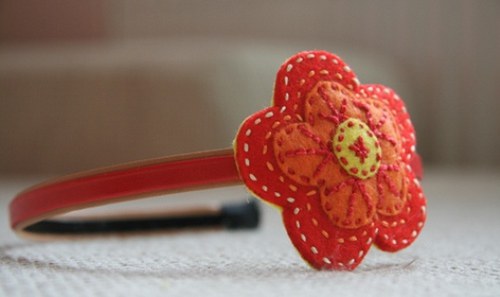 Čelenka s kytkou do červena — foto 1