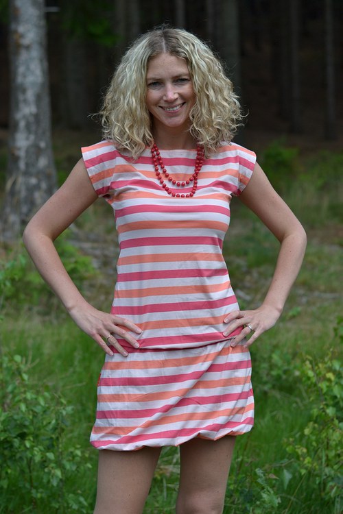 Pruhované šaty — foto 1