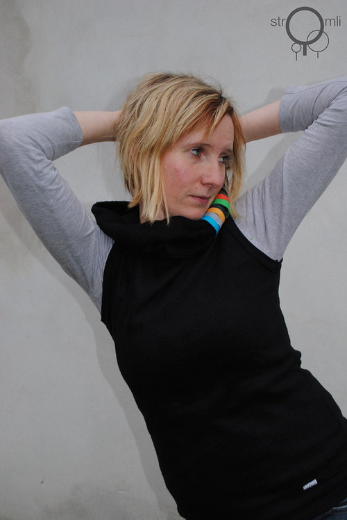 Černá fleecová vesta s duhou, vel. M — foto 1