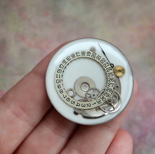 White brooch — foto 1