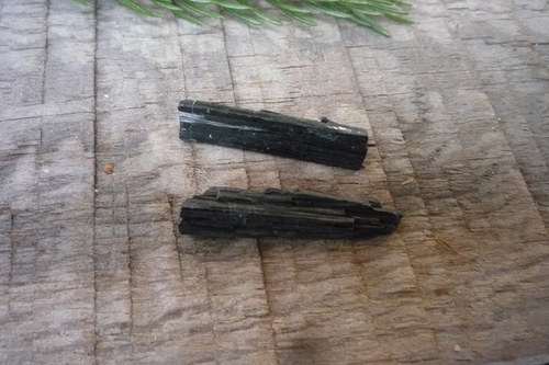 2x turmalín tyčkový č. L8296 — foto 1