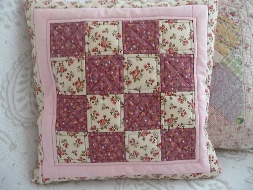 Patchwork polštář bohatě prošívaný-SLEVA — foto 1